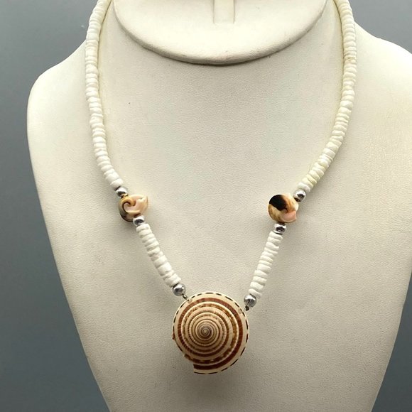 Retro Seashell Heishi Choker with Snail Shell Pendant and Sliced Beads, Vintage - Picture 3 of 4